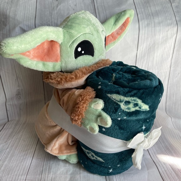 Star Wars The Mandalorian Baby Yoda Plush Toy and Throw - Picture 3 of 6